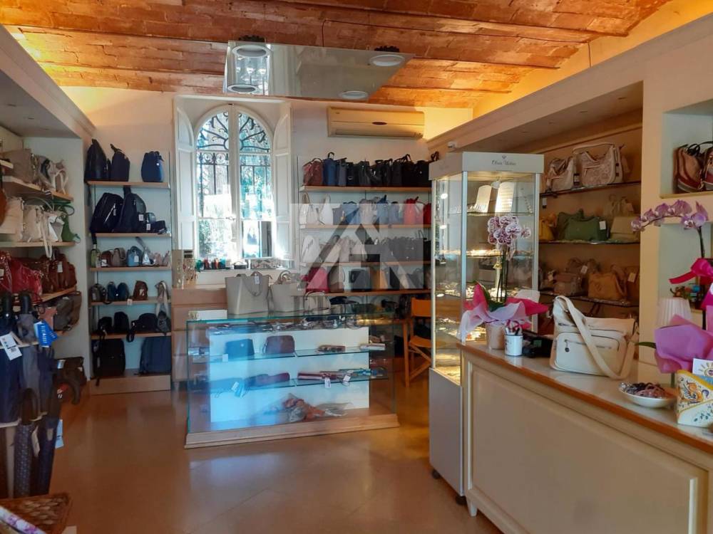 negozio in affitto a Lucca in zona Sant'Anna