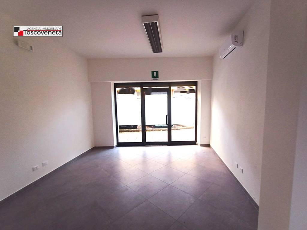 negozio in affitto a Lucca in zona zona Arancio