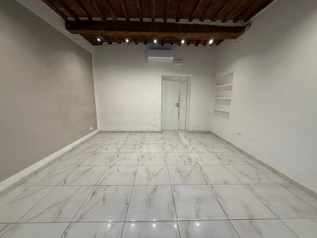 negozio in affitto a Lucca in zona Sant'Anna