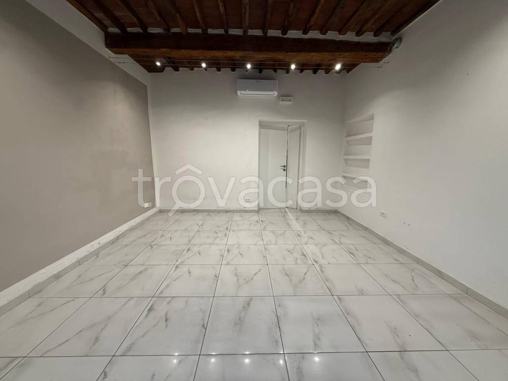 negozio in affitto a Lucca in zona Sant'Anna