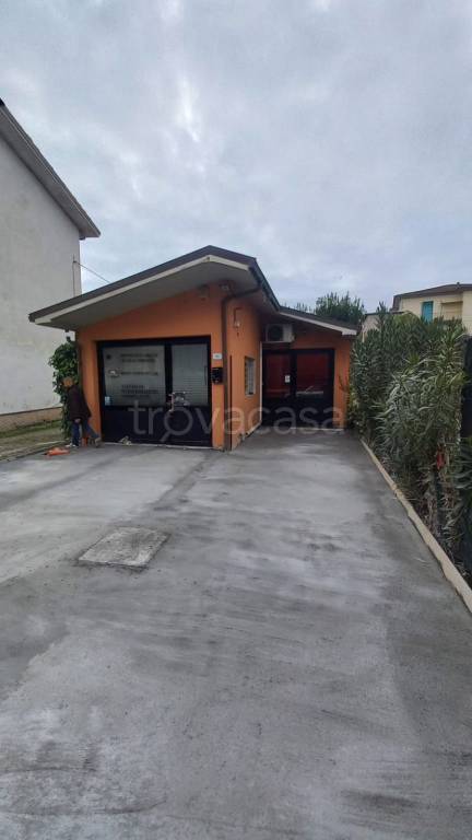 negozio in affitto a Lucca in zona Zona San Concordio