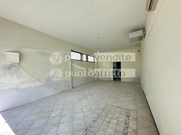 negozio in affitto a Lucca in zona Centro Città