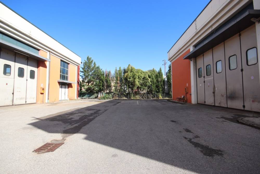 capannone in affitto a Lucca in zona Centro Città