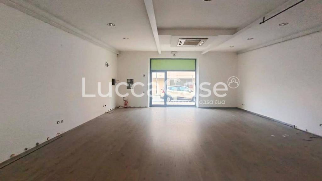 negozio in affitto a Lucca in zona Pontetetto