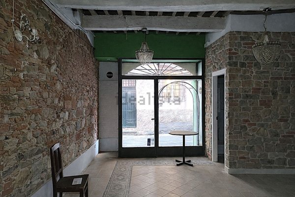 negozio in affitto a Lucca in zona Centro Città