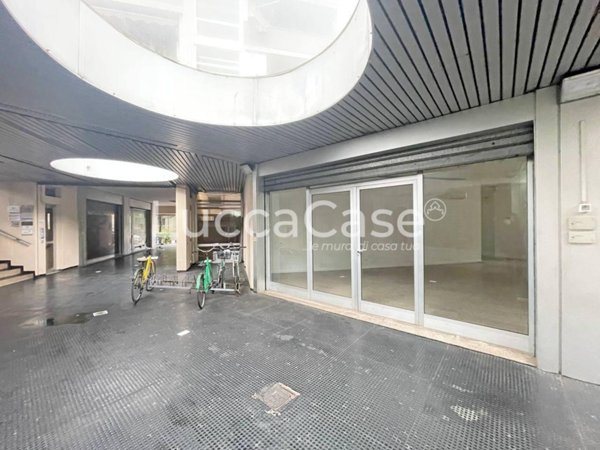 negozio in affitto a Lucca in zona Centro Città