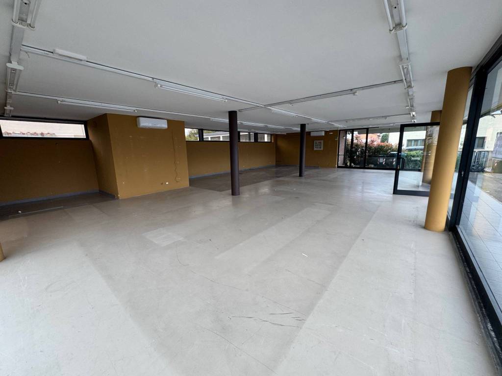 negozio in affitto a Lucca in zona zona San Filippo