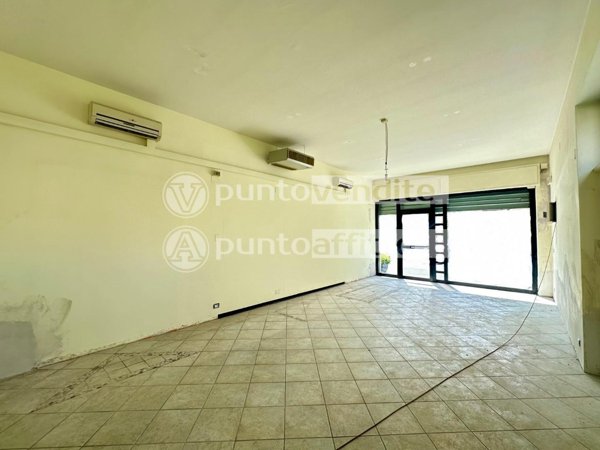 negozio in affitto a Lucca in zona Centro Città