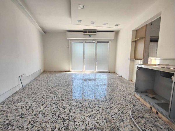 negozio in affitto a Lucca in zona Maggiano