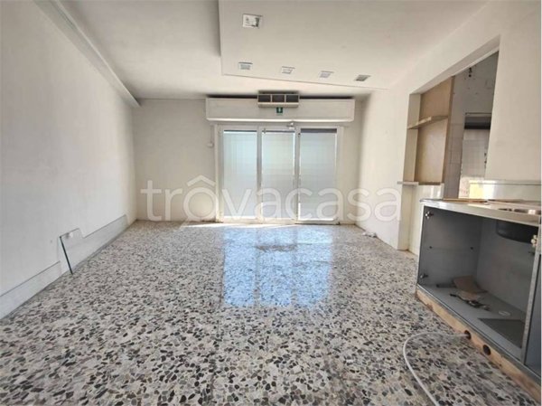 negozio in affitto a Lucca in zona Maggiano