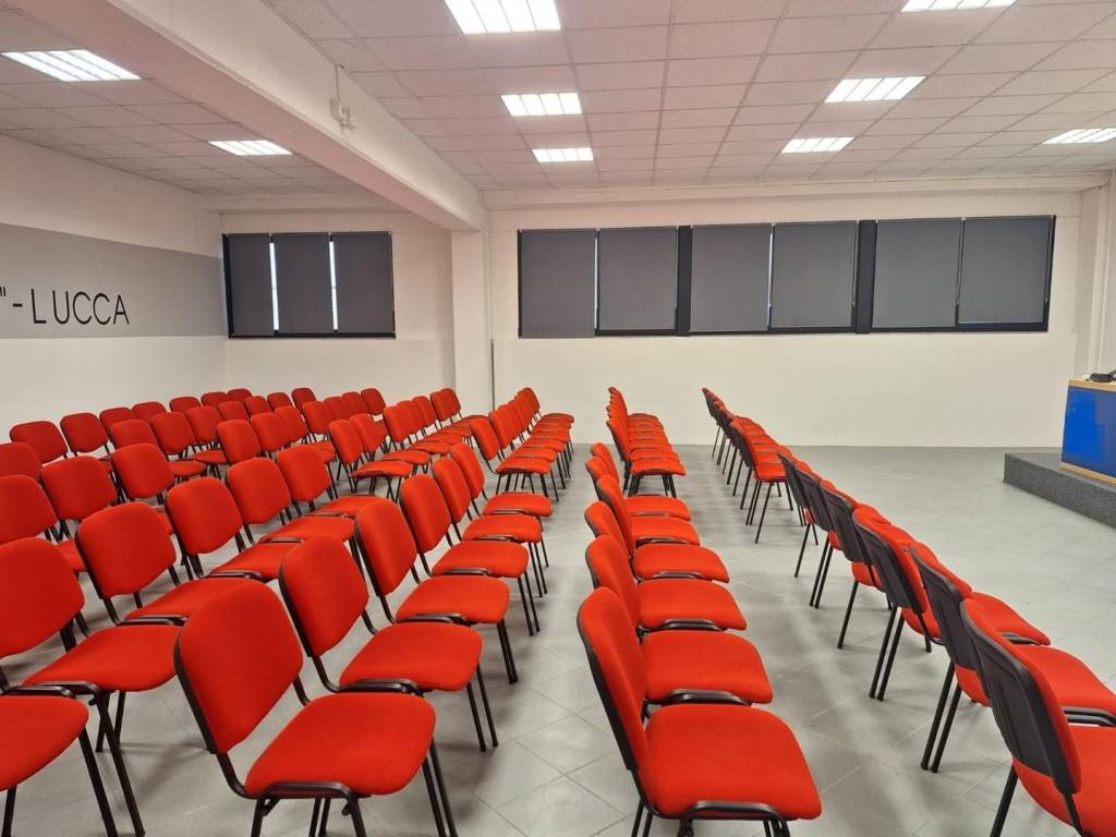 negozio in affitto a Lucca in zona zona Arancio