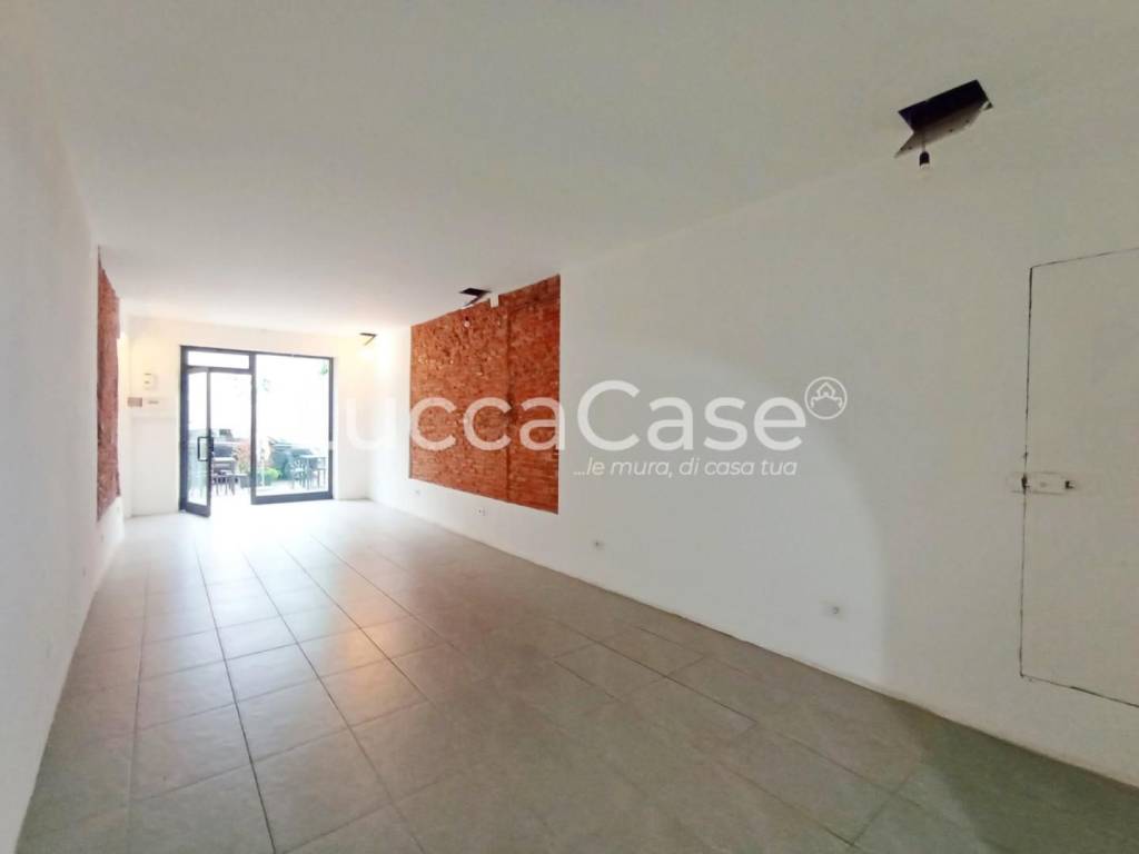 negozio in affitto a Lucca in zona Centro Città