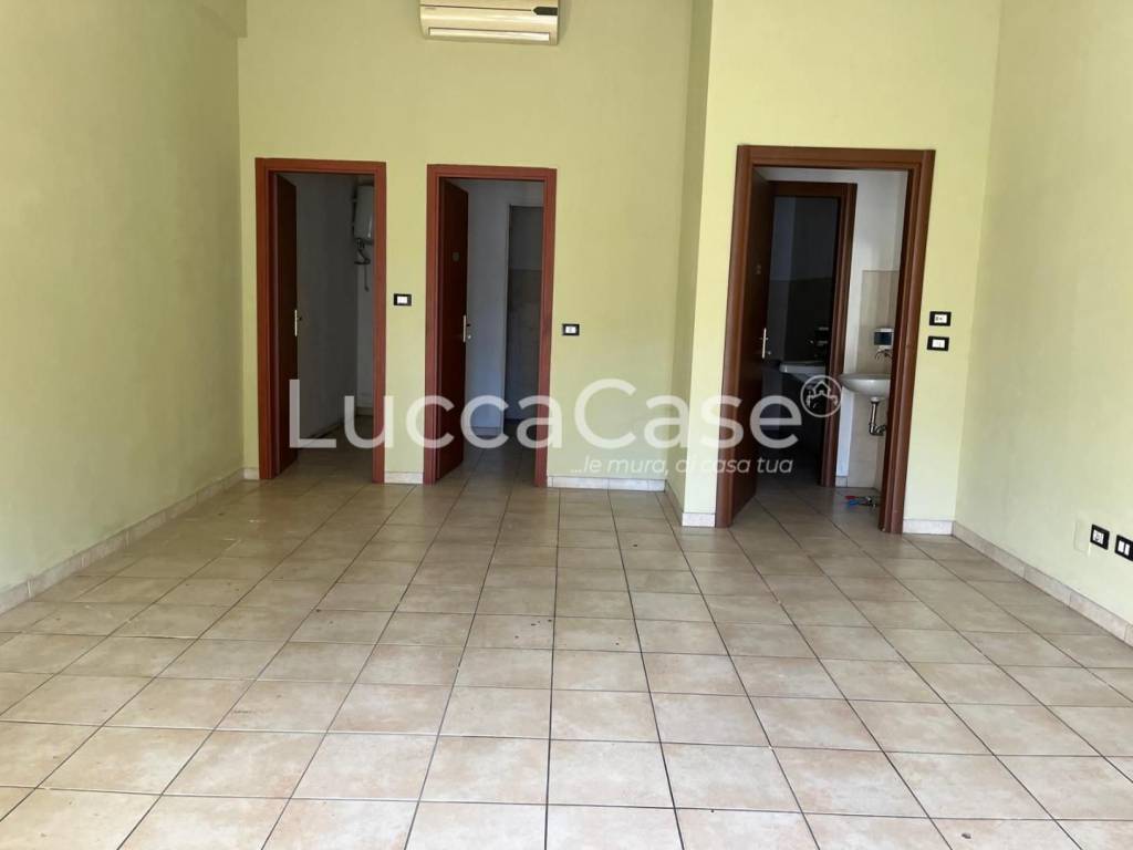 negozio in affitto a Lucca in zona Centro Città