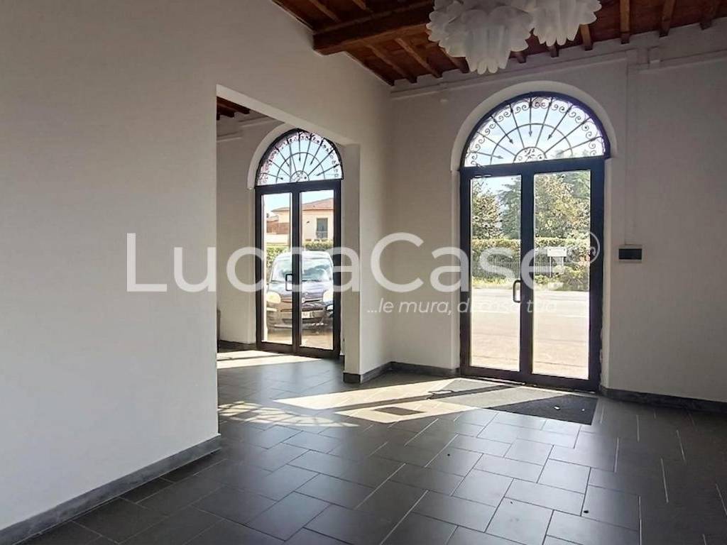 negozio in affitto a Lucca in zona Chiatri