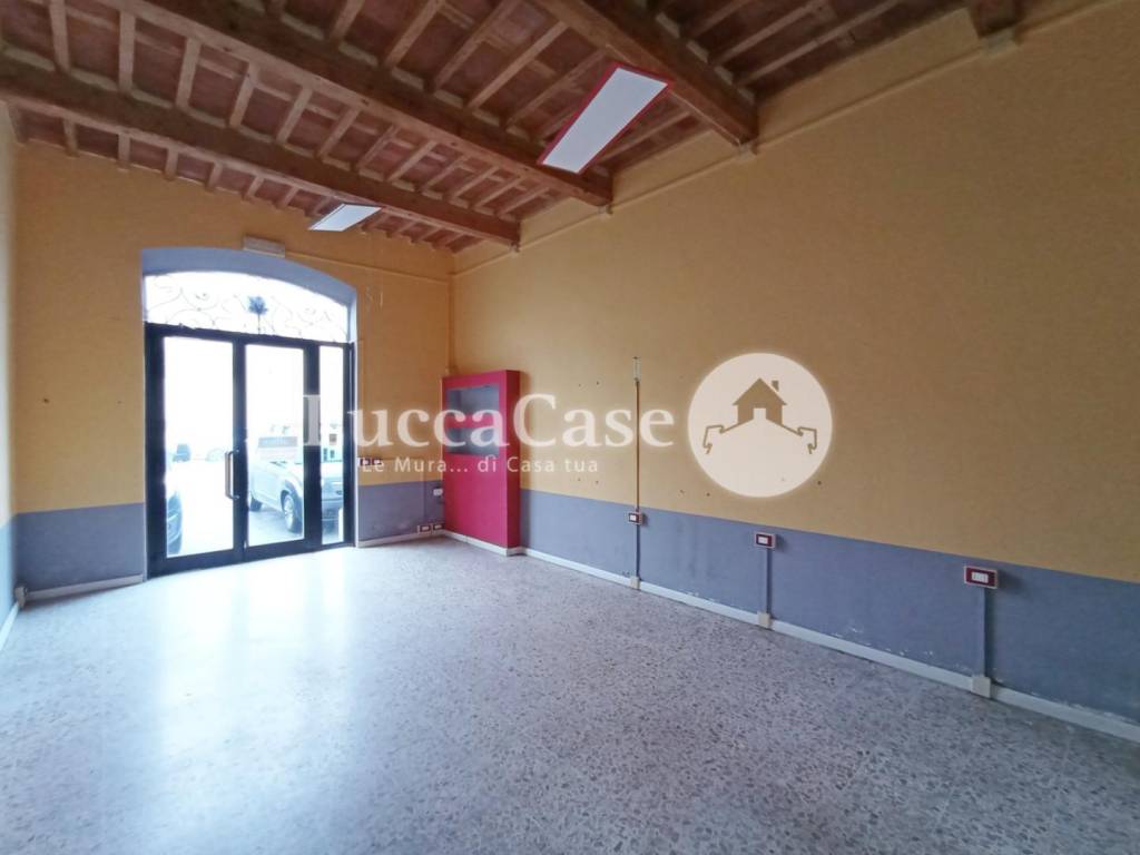 negozio in affitto a Lucca in zona Sant'Anna