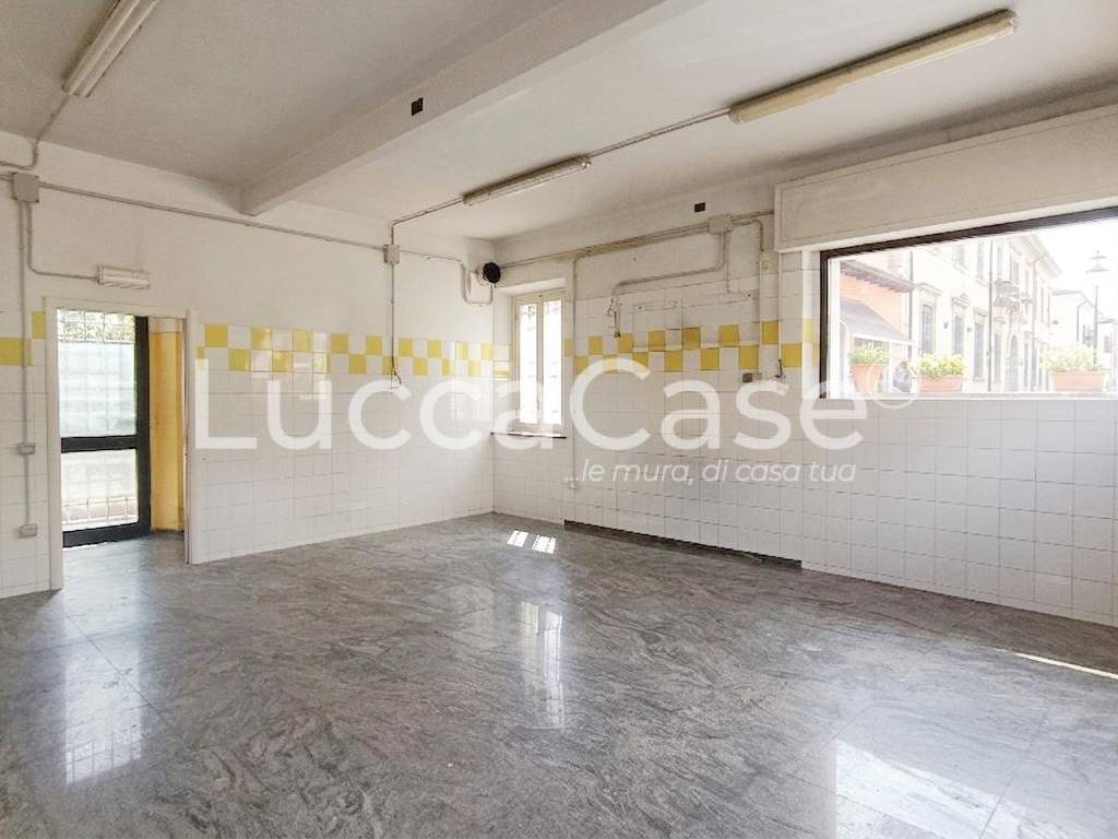 negozio in affitto a Lucca in zona Sant'Anna