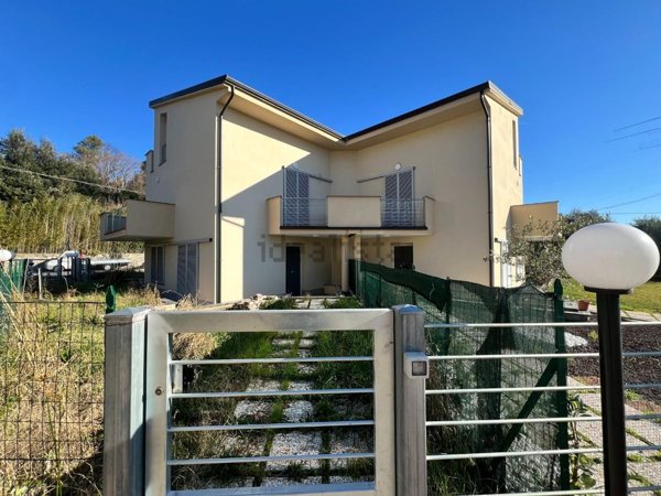 casa indipendente in affitto a Lucca in zona Monte San Quirico