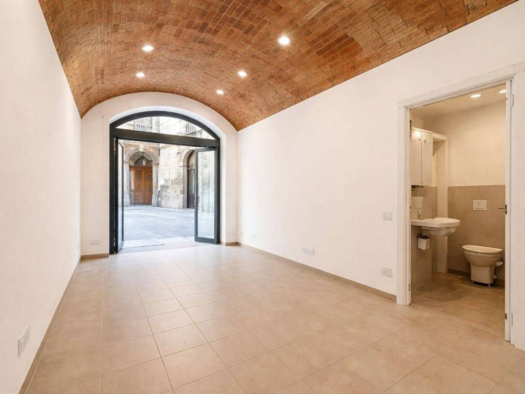 negozio in affitto a Lucca in zona Centro Città