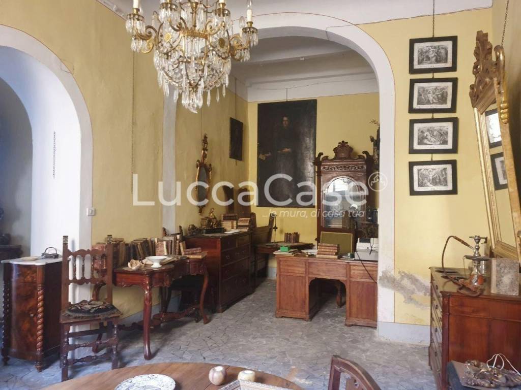 negozio in affitto a Lucca in zona Centro Città