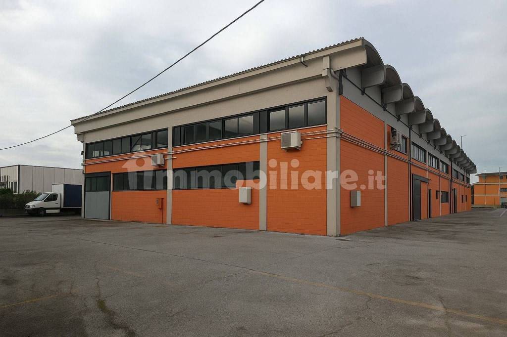 locale commerciale in affitto a Lucca in zona Vicopelago
