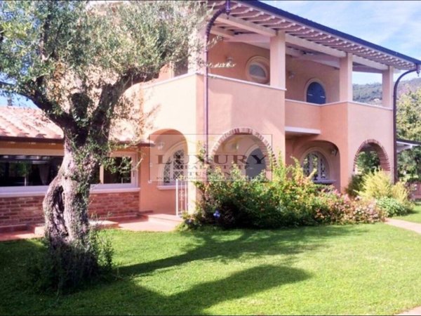 casa indipendente in affitto a Pietrasanta in zona Strettoia