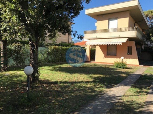 casa indipendente in affitto a Pietrasanta in zona Marina di Pietrasanta