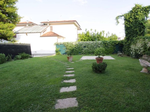 casa indipendente in affitto a Pietrasanta in zona Fiumetto