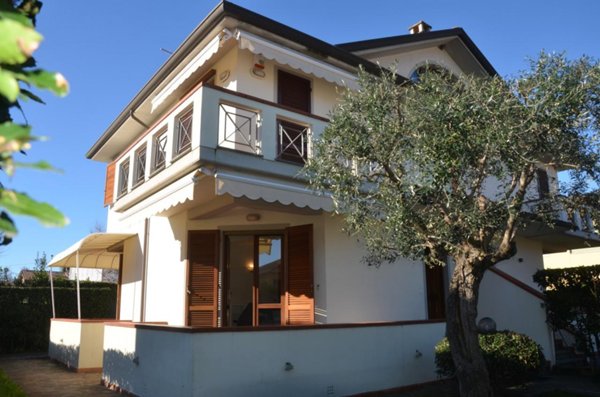 negozio in affitto a Pietrasanta in zona Fiumetto