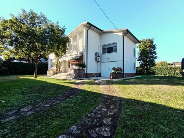 casa indipendente in affitto a Pietrasanta in zona Marina di Pietrasanta