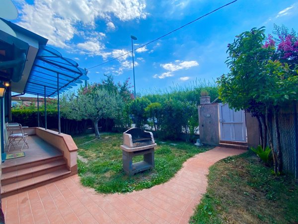 casa indipendente in affitto a Pietrasanta in zona Tonfano