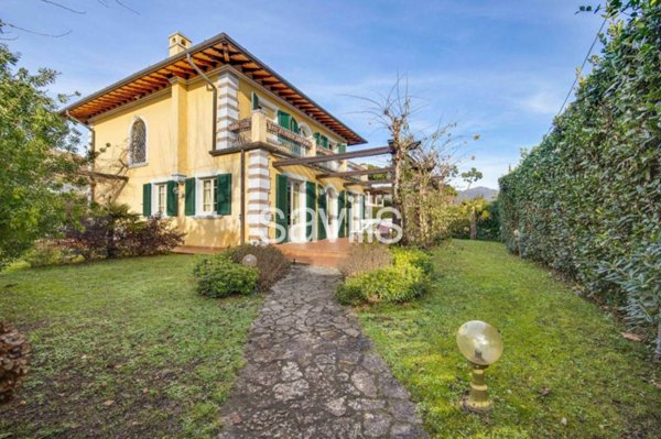 casa indipendente in affitto a Pietrasanta in zona Vignone