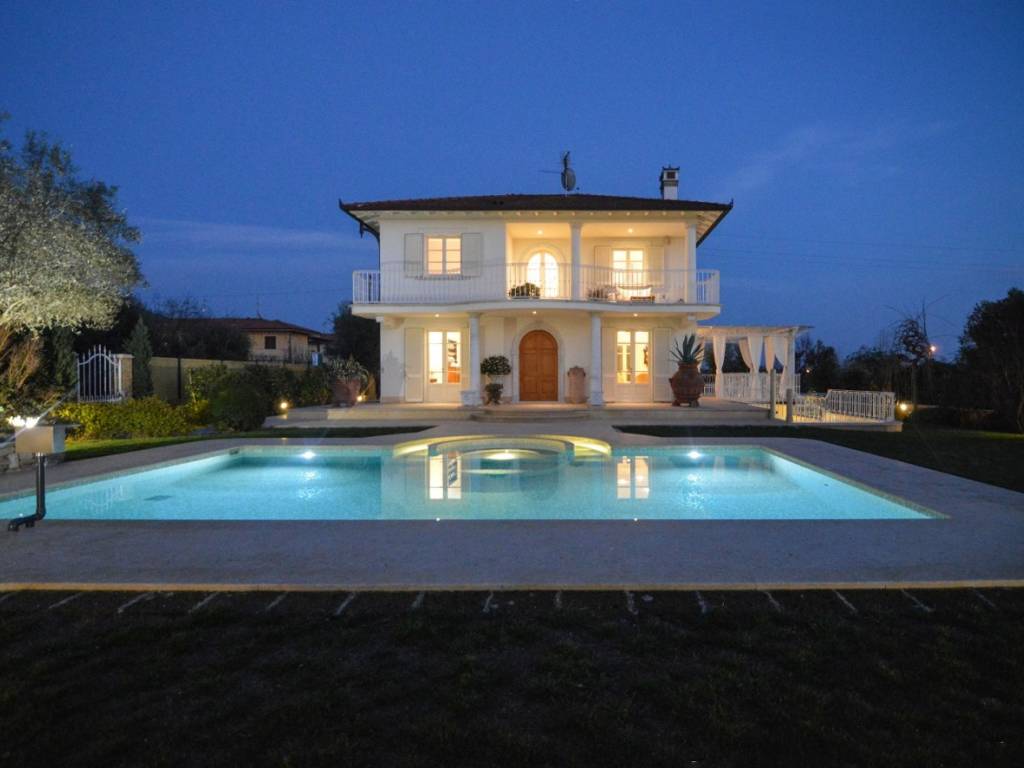 casa indipendente in affitto a Pietrasanta in zona Crociale