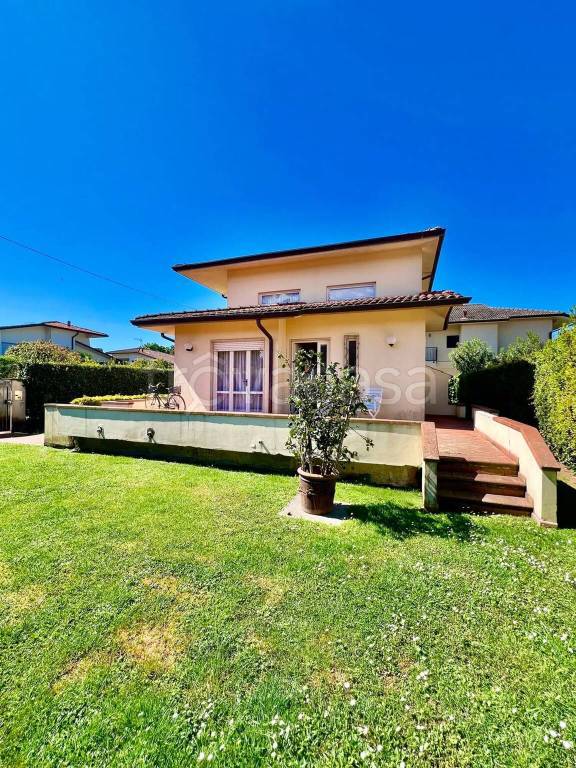 casa indipendente in affitto a Pietrasanta in zona Fiumetto