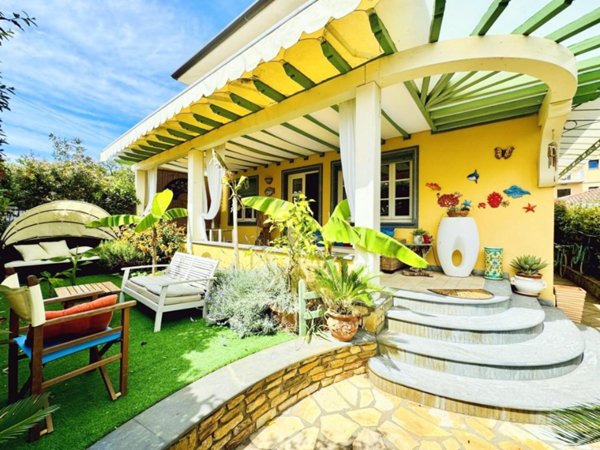 casa indipendente in affitto a Pietrasanta in zona Fiumetto