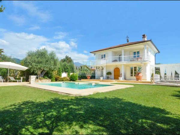 casa indipendente in affitto a Pietrasanta in zona Crociale