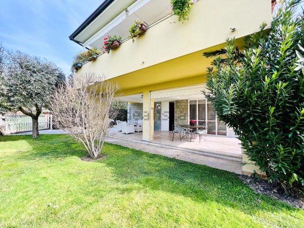 casa indipendente in affitto a Pietrasanta in zona Fiumetto