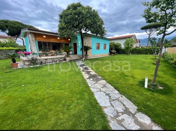 casa indipendente in affitto a Pietrasanta in zona Tonfano