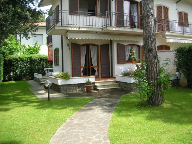 casa indipendente in affitto a Pietrasanta in zona Tonfano