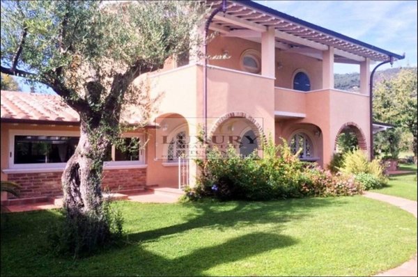 casa indipendente in affitto a Pietrasanta in zona Strettoia