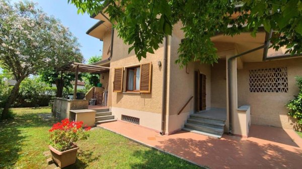 casa indipendente in affitto a Pietrasanta in zona Tonfano