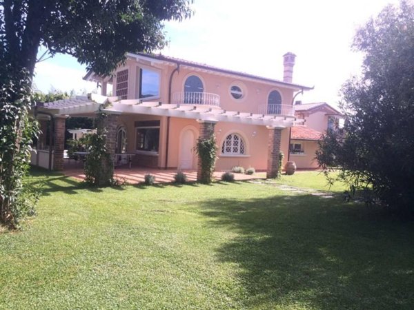 casa indipendente in affitto a Pietrasanta in zona Strettoia
