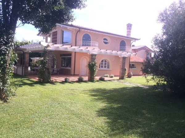 casa indipendente in affitto a Pietrasanta in zona Strettoia
