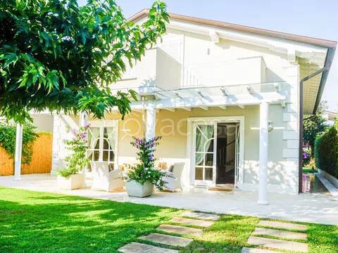 casa indipendente in affitto a Pietrasanta in zona Fiumetto