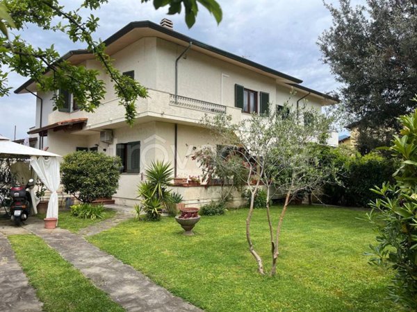casa indipendente in affitto a Pietrasanta in zona Marina di Pietrasanta