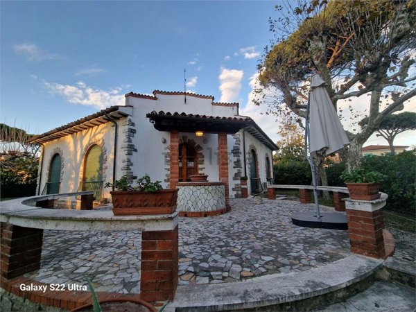 casa indipendente in affitto a Pietrasanta in zona Tonfano