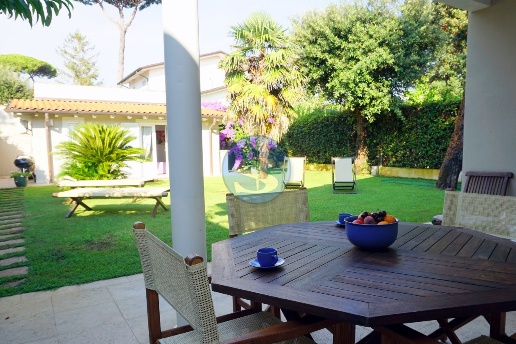 casa indipendente in affitto a Pietrasanta in zona Marina di Pietrasanta