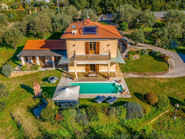 negozio in affitto a Pietrasanta in zona Strettoia