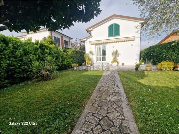 casa indipendente in affitto a Pietrasanta in zona Fiumetto