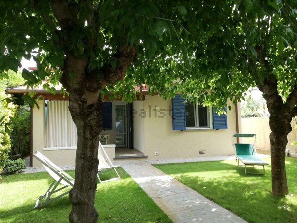 quadrivano in affitto a Pietrasanta in zona Tonfano