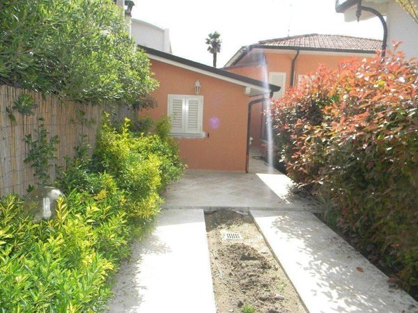 casa indipendente in affitto a Pietrasanta in zona Marina di Pietrasanta